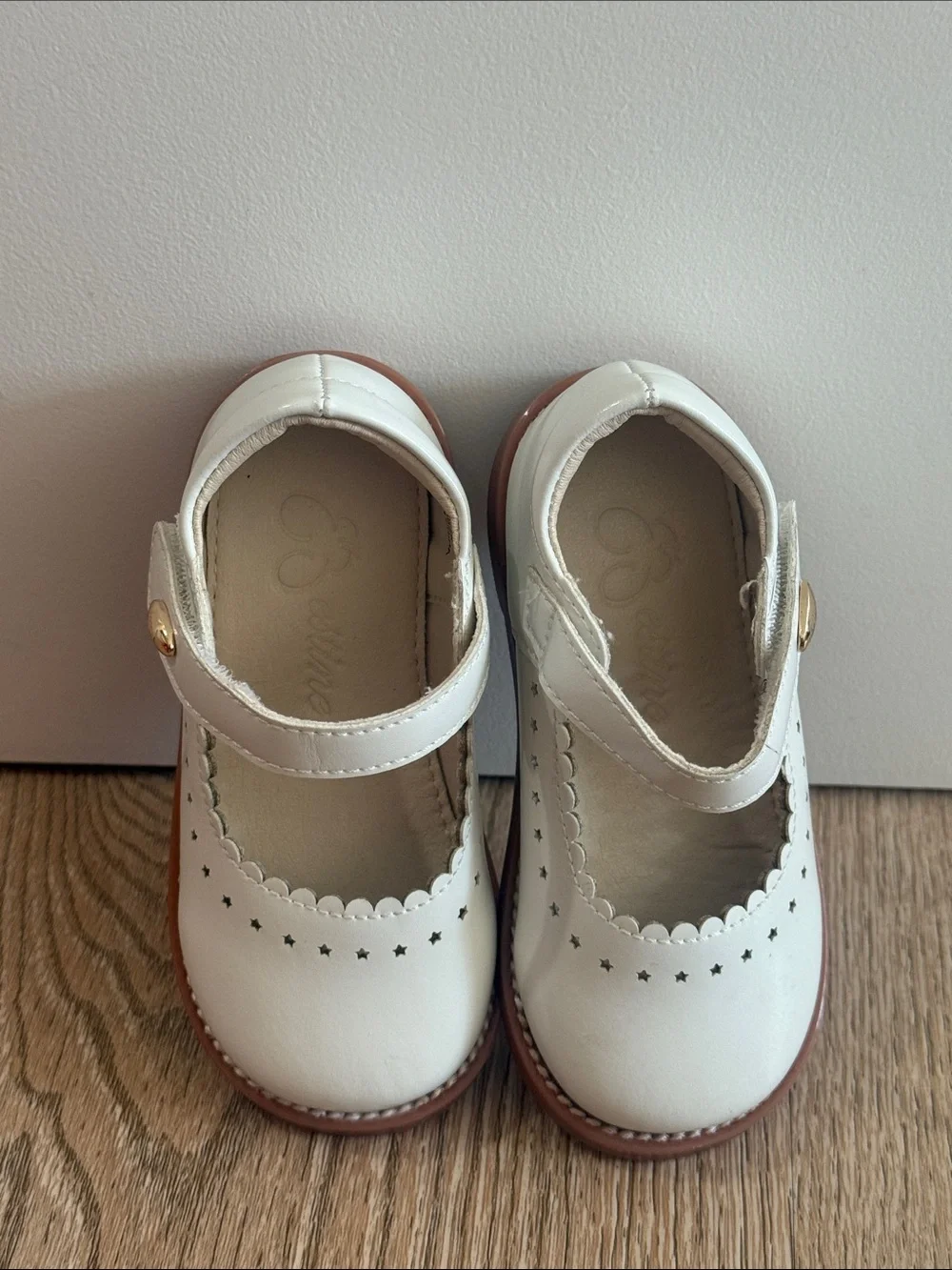 Classic White Mary Jane Kids Shoes with Scallop Detail